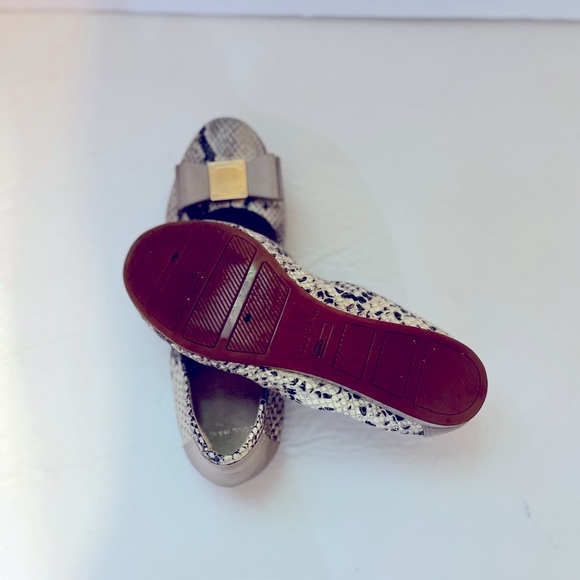 Beautiful Cole Hann Flats - Picture 4 of 5
